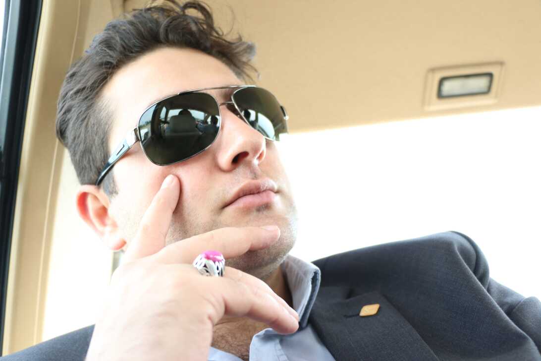 بهنام پورحسن | اشتباه رایج پوسترهای تئاتر: شلوغی به‌جای مفهوم | سینما | هنر | نمایش | گرافیک | طراحی پوستر